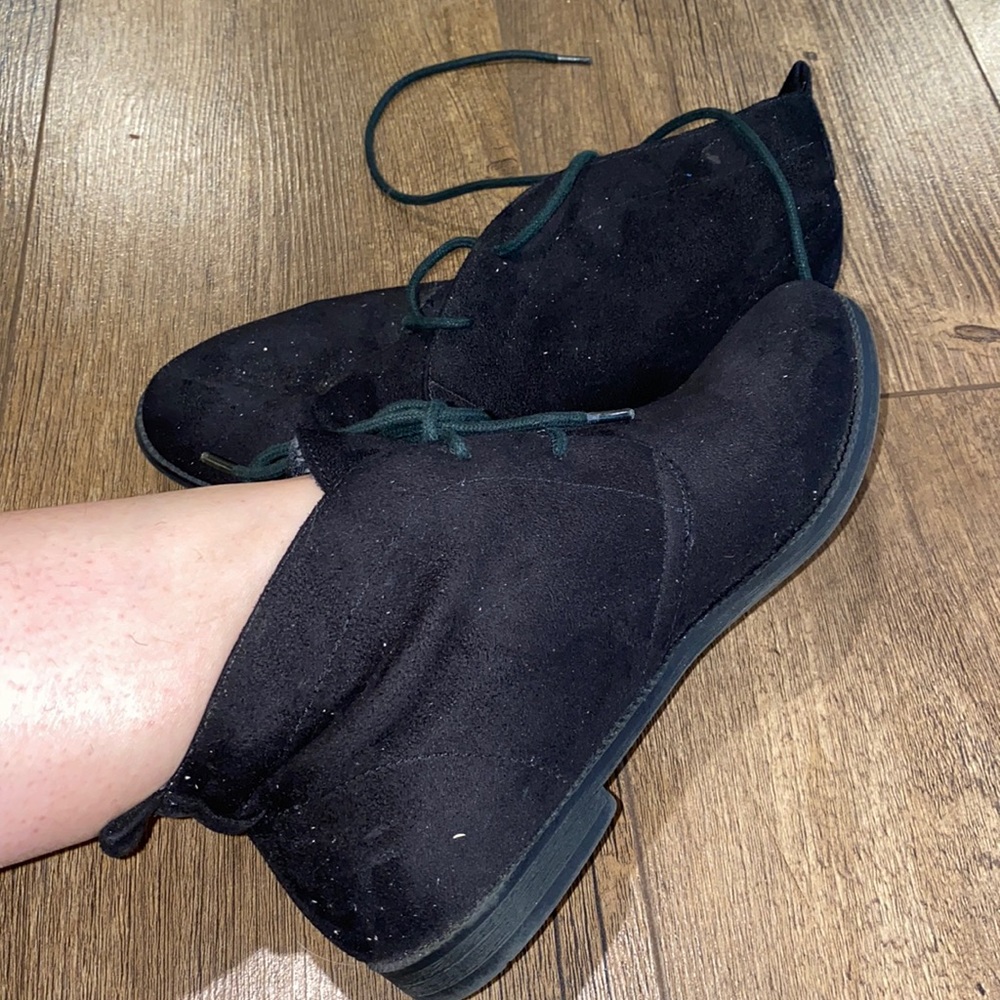 Used black small ankle boots.